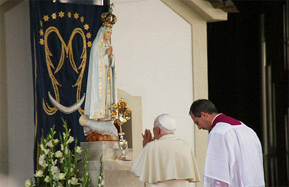 Pope Benedict XVI kneeling before and praying to an idol of Mary