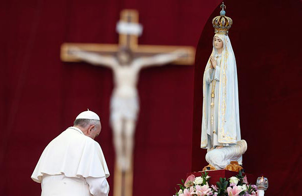 Pope Francis I bowing before and praying to the Blessed Virgin Mary