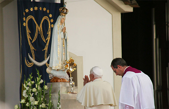 [Image: benedict-mary-pray.jpg]